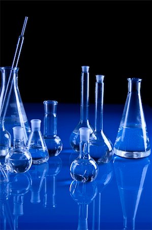 simsearch:400-05335850,k - Laboratory Glassware in blue table in laboratory Photographie de stock - Aubaine LD & Abonnement, Code: 400-04786243