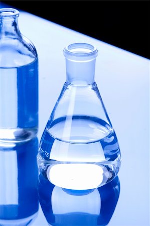 simsearch:400-05335850,k - Laboratory Glassware in blue table in laboratory Photographie de stock - Aubaine LD & Abonnement, Code: 400-04786258