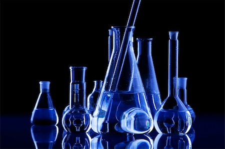 simsearch:400-04385784,k - Laboratory Glassware in blue table in laboratory Photographie de stock - Aubaine LD & Abonnement, Code: 400-04786268
