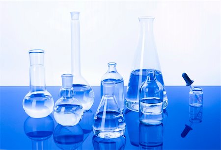 simsearch:400-04779277,k - Laboratory Glassware in blue table in laboratory Foto de stock - Super Valor sin royalties y Suscripción, Código: 400-04786260