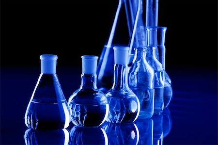 simsearch:400-05335850,k - Laboratory Glassware in blue table in laboratory Photographie de stock - Aubaine LD & Abonnement, Code: 400-04786270
