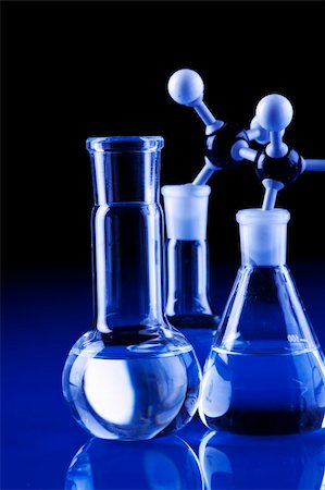 simsearch:400-05335850,k - Laboratory Glassware in blue table in laboratory Photographie de stock - Aubaine LD & Abonnement, Code: 400-04786283
