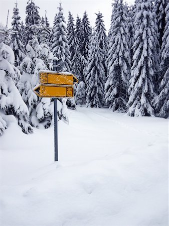 simsearch:400-04786819,k - Traffic signs for cyclists covered with snow in the mountains Stockbilder - Microstock & Abonnement, Bildnummer: 400-04786819
