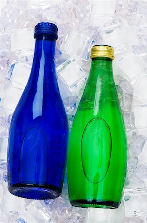Green bottle of water on ice cubes Photographie de stock - Aubaine LD & Abonnement, Code: 400-04786891