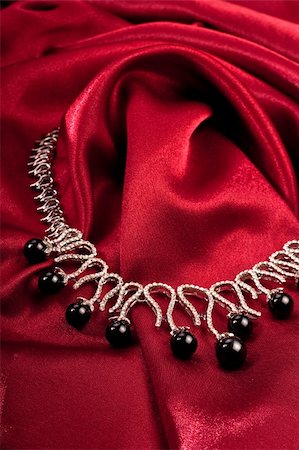 diamonds on black background - Black pearl necklace on red textile Photographie de stock - Aubaine LD & Abonnement, Code: 400-04787539