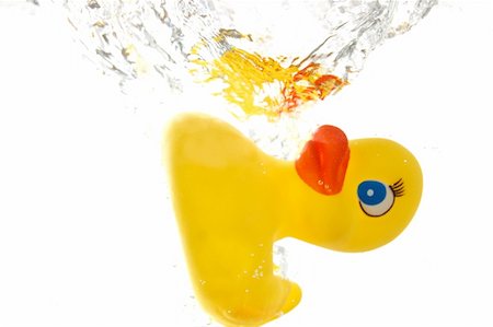 simsearch:640-01349416,k - rubber duck in bath bathroom splashing in water Stockbilder - Microstock & Abonnement, Bildnummer: 400-04787992