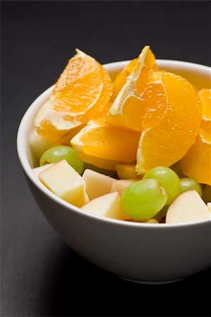 simsearch:400-04433511,k - Big bowl of juicy fruit with oranges, apples, grapes Stock Photo - Budget Royalty-Free & Subscription, Code: 400-04789009