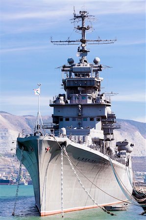 frégate - Battleship docked at a harbor Photographie de stock - Aubaine LD & Abonnement, Code: 400-04780898