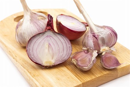 simsearch:400-08495123,k - Garlic and onion on a wooden plate Stock Photo - Budget Royalty-Free & Subscription, Code: 400-04781177