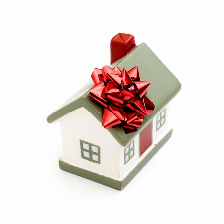 simsearch:400-05108570,k - House as a gift for you isolated on white Photographie de stock - Aubaine LD & Abonnement, Code: 400-04781247