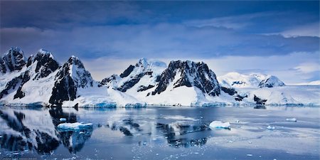 simsearch:400-08789660,k - Beautiful snow-capped mountains against the blue sky in Antarctica Foto de stock - Super Valor sin royalties y Suscripción, Código: 400-04781280