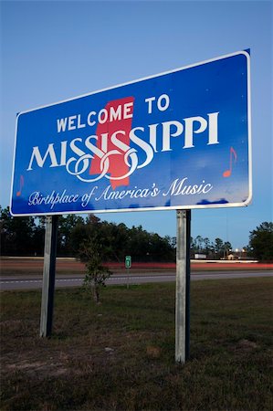 Entering Mississippi - welcome sign and traffic on I-10 Stockbilder - Microstock & Abonnement, Bildnummer: 400-04781373