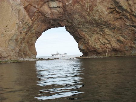 rocca di perce - Perce rock hole with a boat crossing, in Gaspesie, Quebec Fotografie stock - Microstock e Abbonamento, Codice: 400-04781586