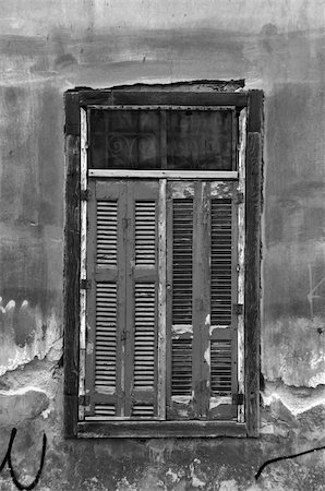 simsearch:400-05352419,k - Vintage window shutters and grungy abandoned house wall. Black and white. Photographie de stock - Aubaine LD & Abonnement, Code: 400-04782207