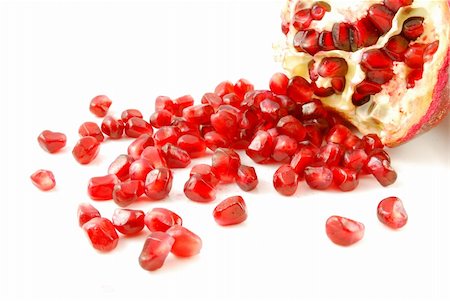 simsearch:859-03600292,k - Granate seed with white background in bloody red color Foto de stock - Super Valor sin royalties y Suscripción, Código: 400-04782216