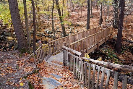 simsearch:400-04240598,k - Autumn Bridge in forest with creek and foliage in woods. Foto de stock - Super Valor sin royalties y Suscripción, Código: 400-04782225