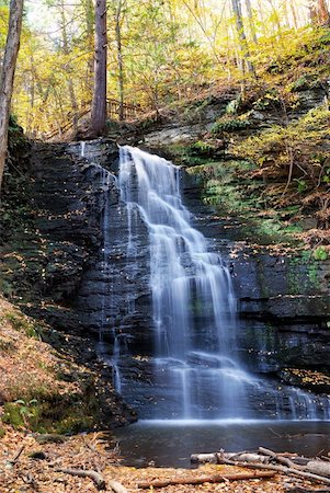 simsearch:400-04240598,k - Autumn Waterfall in mountain with foliage. Bridesmaid Falls from Bushkill Falls, Pennsylvania. Foto de stock - Super Valor sin royalties y Suscripción, Código: 400-04782223