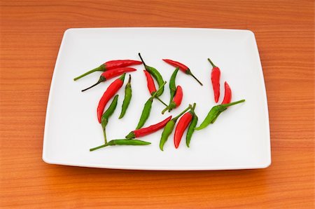 simsearch:824-07586136,k - Hot peppers in the plate on wooden table Foto de stock - Super Valor sin royalties y Suscripción, Código: 400-04782319