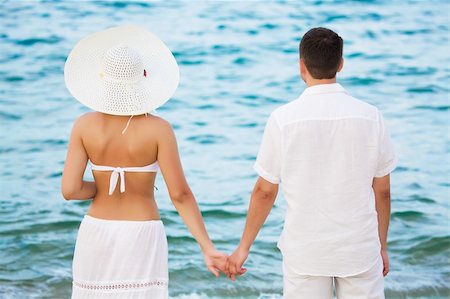 simsearch:400-04427380,k - Rear view of romantic couple near the ocean Photographie de stock - Aubaine LD & Abonnement, Code: 400-04783229
