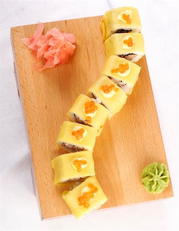 simsearch:400-05299211,k - Sushi hotate Avocado Maki Foto de stock - Super Valor sin royalties y Suscripción, Código: 400-04794565
