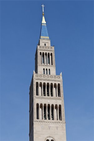 Bell Tower of Basilica of the National Shrine of the Immaculate Conception in Washington DC on a clear winter day Foto de stock - Super Valor sin royalties y Suscripción, Código: 400-04795510