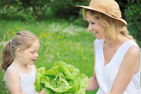 simsearch:400-04795754,k - Young mother and daughter with lettuce Stock Photo - Budget Royalty-Free & Subscription, Code: 400-04795740