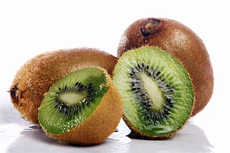 simsearch:400-05181484,k - Fresh and wet kiwi Stockbilder - Microstock & Abonnement, Bildnummer: 400-04796805