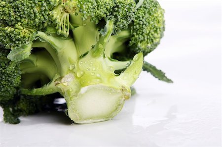 simsearch:400-07822704,k - Fresh and wet broccoli Photographie de stock - Aubaine LD & Abonnement, Code: 400-04796801