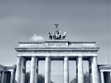Brandenburger Tor (Brandenburg Gate), famous landmark in Berlin, Germany - high dynamic range HDR - black and white Photographie de stock - Aubaine LD & Abonnement, Code: 400-04797946