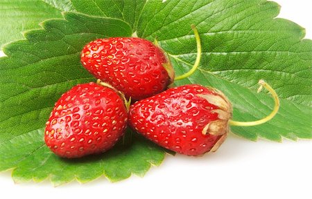 simsearch:400-06076486,k - three strawberries isolated on white Foto de stock - Royalty-Free Super Valor e Assinatura, Número: 400-04798589