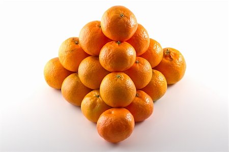 simsearch:825-06315115,k - Clementines arranged in a pyramid shape isolated on white background Stock Photo - Budget Royalty-Free & Subscription, Code: 400-04798658