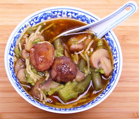 simsearch:400-08786286,k - Closeup of vegetarian chinese soup with noodles and mushrooms Fotografie stock - Microstock e Abbonamento, Codice: 400-04798926