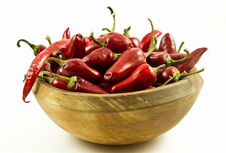 A bunch of peppers in a wooden bowl Photographie de stock - Aubaine LD & Abonnement, Code: 400-04799566