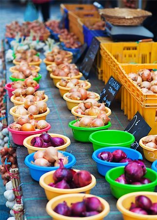 Farm market counter filled with colorful plastic bowls full of onions Photographie de stock - Aubaine LD & Abonnement, Code: 400-04799622