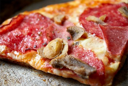 simsearch:400-04302812,k - Piece of a pizza from a salami on a frying pan Fotografie stock - Microstock e Abbonamento, Codice: 400-04799719