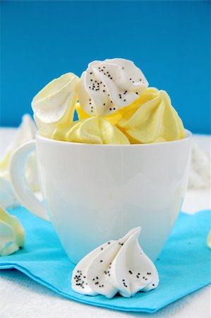 colorful meringue beze cookies in a cup on the table Photographie de stock - Aubaine LD & Abonnement, Code: 400-04799872