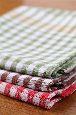 simsearch:400-04799995,k - Stack of colorful dish towels on wooden table. Shallow dof Foto de stock - Super Valor sin royalties y Suscripción, Código: 400-04799995