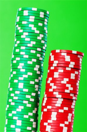 simsearch:400-04332135,k - Stack of red and green casino chips against green background Foto de stock - Super Valor sin royalties y Suscripción, Código: 400-04790399