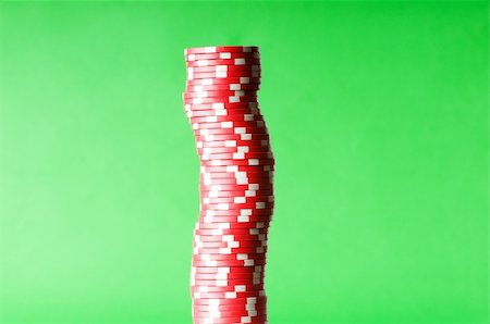 simsearch:400-04736708,k - Stack of red casino chips against green background Stockbilder - Microstock & Abonnement, Bildnummer: 400-04790400