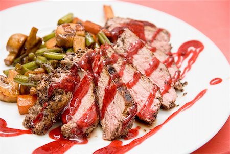 simsearch:400-07061561,k - Roasted Beef meat at cranberries sauce with roasted vegetables in cognac Photographie de stock - Aubaine LD & Abonnement, Code: 400-04790832