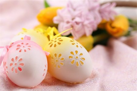 simsearch:400-04291976,k - Yellow and pink flowery Easter eggs on pink background with hyacinth and tulips. Shallow dof Photographie de stock - Aubaine LD & Abonnement, Code: 400-04790981