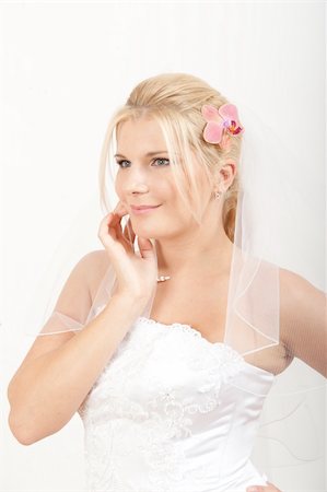 simsearch:400-06694116,k - beautiful bride in white wedding dress smiling Photographie de stock - Aubaine LD & Abonnement, Code: 400-04792629