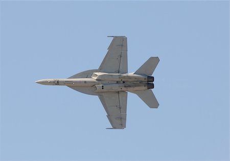 simsearch:400-05001442,k - Modern Navy fighter jet passing overhead at high speed Foto de stock - Royalty-Free Super Valor e Assinatura, Número: 400-04792942