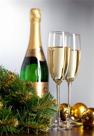 Two full glasses of champagne over color background Fotografie stock - Microstock e Abbonamento, Codice: 400-04793143