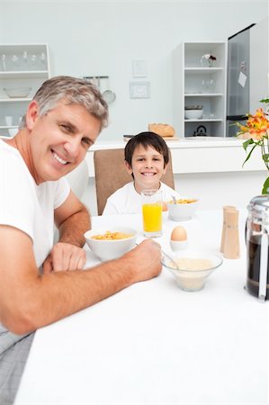 family eating computer - Father having his breakfast with his son at home Stock Photo - Budget Royalty-Free & Subscription, Code: 400-04804388