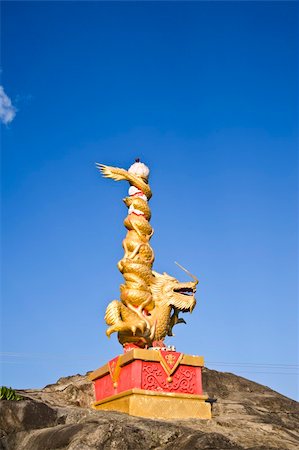 simsearch:400-05906247,k - Golden dragon statue In Thailand Stock Photo - Budget Royalty-Free & Subscription, Code: 400-04805013