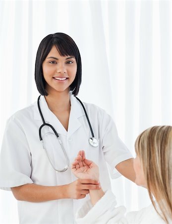 simsearch:400-04809124,k - Senior talking with her nurse Stockbilder - Microstock & Abonnement, Bildnummer: 400-04805367