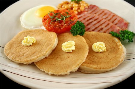 simsearch:400-04613511,k - Breakfast of grilled bacon, tomato, egg, baked beans and pancakes. Fotografie stock - Microstock e Abbonamento, Codice: 400-04805996