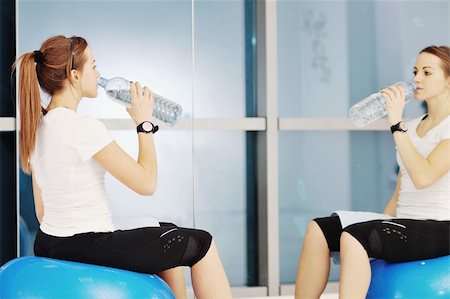 satisfied (thirst) - young woman drinking water at fitness workout training at sport club Foto de stock - Super Valor sin royalties y Suscripción, Código: 400-04806383