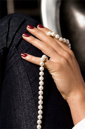 simsearch:400-05021263,k - women hand with white pearls Foto de stock - Super Valor sin royalties y Suscripción, Código: 400-04806673